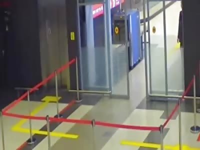 COMICAL VERSION: LADA SAMARA CHASE IN RUSSIAN AIRPORT