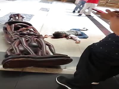 SAD VIDEO: KID DYING AFTER FALL IN SHOPPING