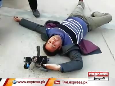 MAN KICK STOMPS JOURNALIST'S HEAD