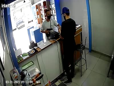 PERFECT: THIEF IS SHOT DURING ASSAULT