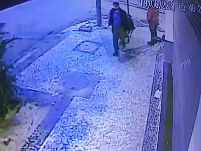 MAN IS KILLED WITH MACHETE BLOWS