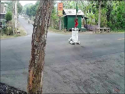 SHOCKING ACCIDENT, MOTORCYCLIST KILLED BY TRUCK