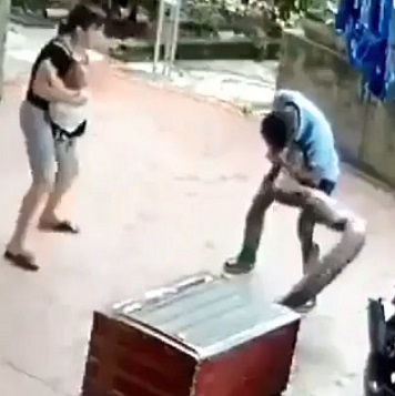 FUCK!!! BITE IN THE FACE BY HUGE PYTHON