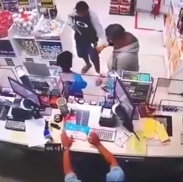 WANNABE THIEF ENDS UP GETTING BEATEN UT BY STORE CLERCK