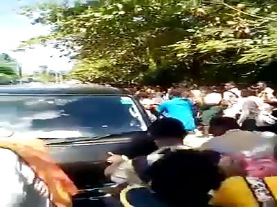 pelea de  negras  feas  