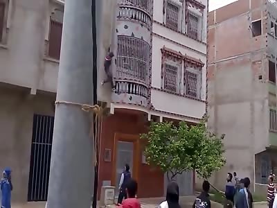 Thief tries to escape but is tied and punished