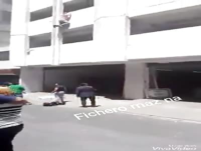 (New Angle)Earthquake in Mexico: man in panic fall from building