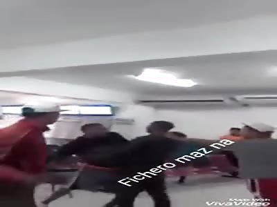 BRUTAL: gang fight cling to machetes