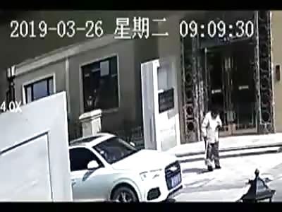 CRAZY DRIVER HITS THE WOMAN AFTER PUSHING WITH THE CAR