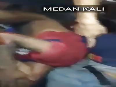 purse thieves hit by the crowd