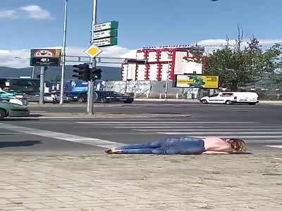 Lunatic nude girl  VS  Taxidriver