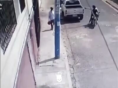 BANDITS WAIT FOR THEIR VICTIM & UNLOAD A FULL MAG ON HIM.