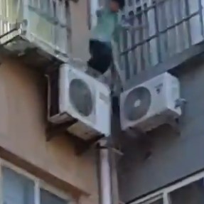 The Kid Jumped From The Fifth Floor To Avoid Being Beaten With A Stick By His Parents