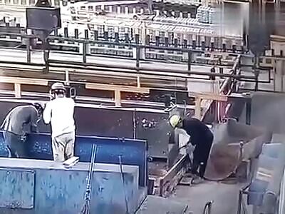 Work accident in Chinese factory two workers burned by hot liquid 