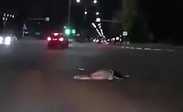 Night driving and collision with pedestrians, one dies in hospital