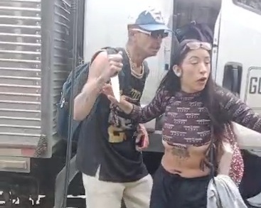 Thief holding knife punished hard by angry crowds 