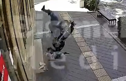 They catch a cellphone thief in Iran's Mashhad (multiple angles) 