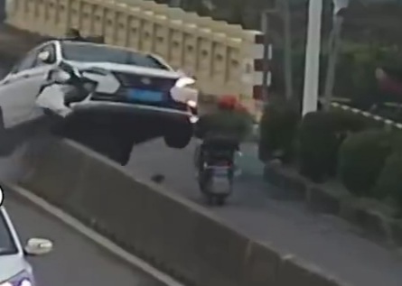 Speeding car lost control kill motorcyclist 