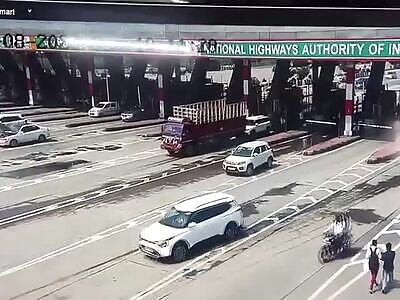 car drive broke barrier of highway and run away then return and crush 