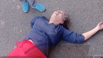 Woman commit suicide by jumping from a foot bridge 