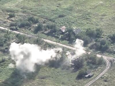 Artillery works in houses where Russians are hiding