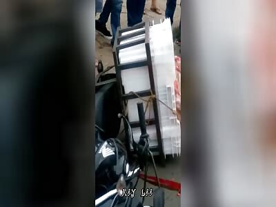 Motorcycle delivery man suffers tragic accident 