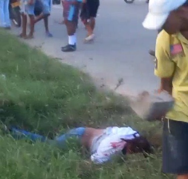 Failed robbery in cali Colombia thieves stoned by angry crowds 