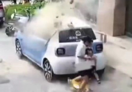 Chinese woman save her little daughter from falling balcony 