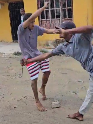 Crazy knife fight 