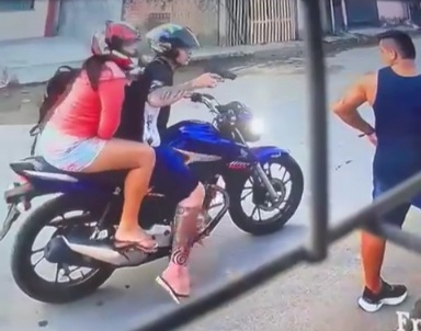 Armed Robbery, Thief Even Gets the iPhone PW before Leaving.. Lol