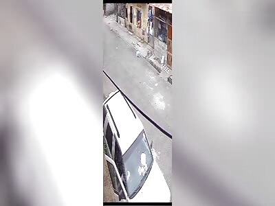 Guayaquil, the exact moment in which a former police officer Is murdered