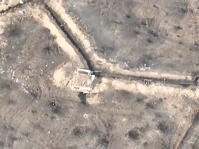 FPV drone flies straight into the invaders' hole