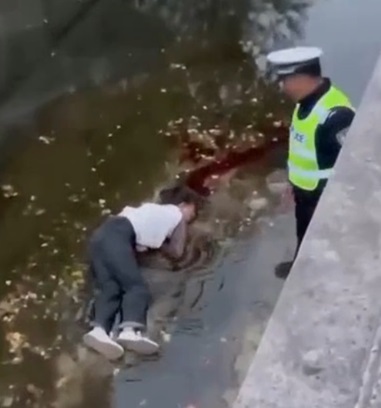 He prefers death to being arrested by the police