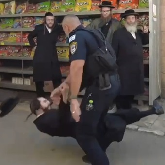 Violent Police Raid in Jerusalem, Palestinian Flags Removed and Anti- Jews Assaulted