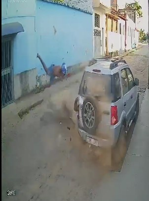 motorcyclist flew and was left broken on the street