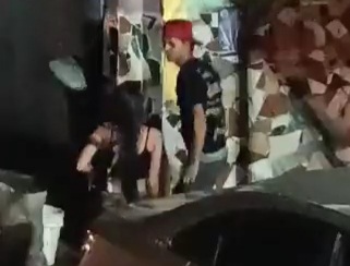 Abusive boyfriend beat the shit out of his girl 