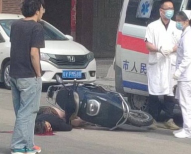 [ACCIDENT AND AFTERMATH] MOTORCYCLIST GETS HIS HEAD CRASHED UNDER CAR 