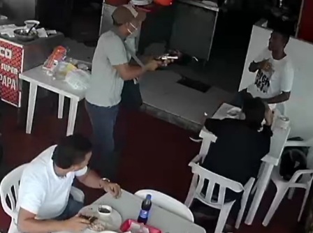 Stupid Dude Gets Shot for Resisting Robbery.