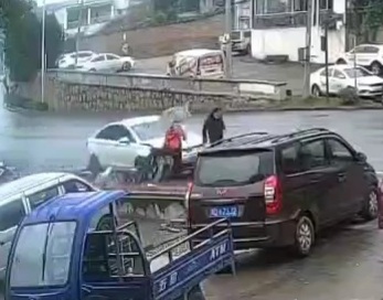  Chinese Driver texting on his phone crashed couple dead 