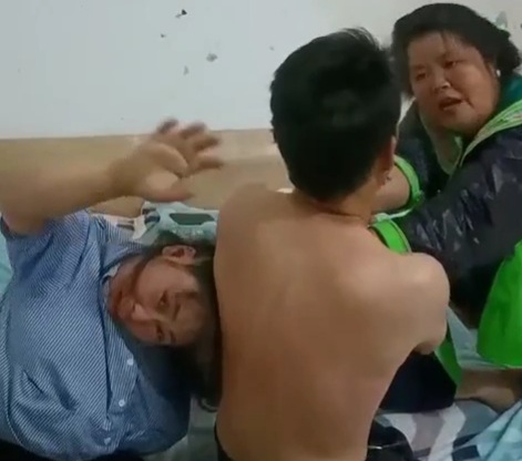 Crazy Woman Beat the Shit out of her Husbands Mistress 