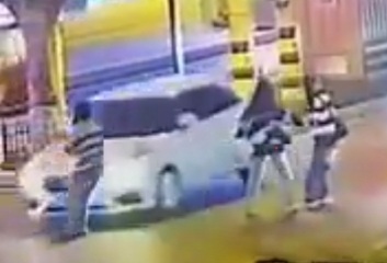 Girl crossing street crashed by speeding car 