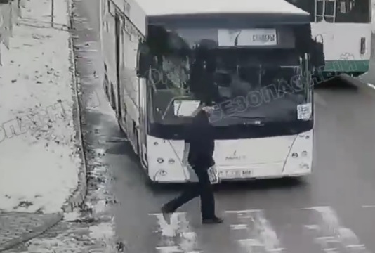 inattentive man was hit by bus while crossing the road when it was red