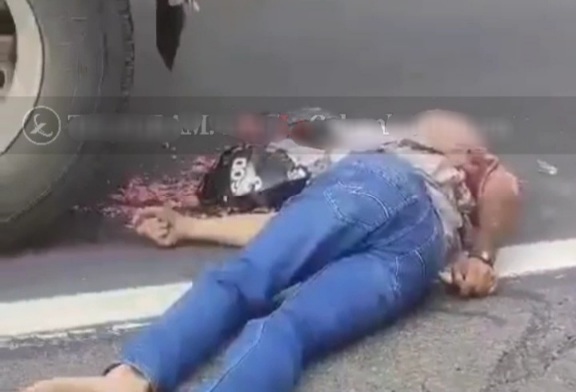 [BRAIN ON THE ASPHALT] TWO MOTORCYCLIST CRASHED UNDER HEAVY TRUCK 