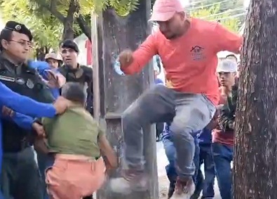 Thief punished hard by angry crowds saved by police 