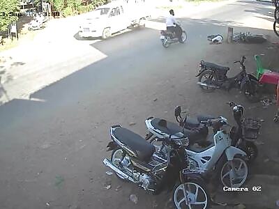 Man cracks his skull on concrete pole after falling off his scooter