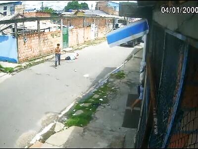 MAN TRIES TOO FIGHT BACK AGAINST ROBBER WITH GUN,FAILS