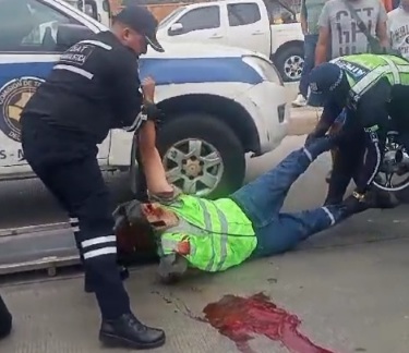 Motorcyclist crashed dead by dump truck 