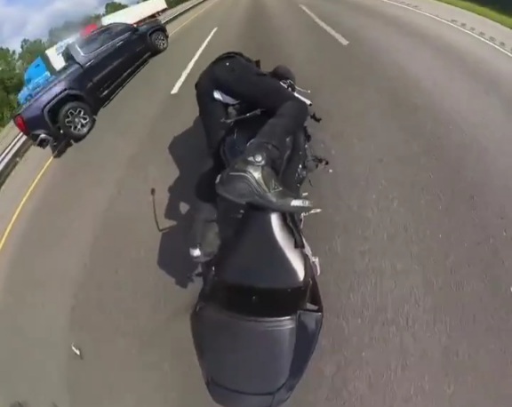 Stupid biker crashed hard 