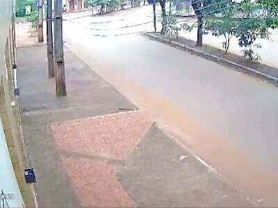 Biker dies instantly after crashing into concrete pole. Paraguay