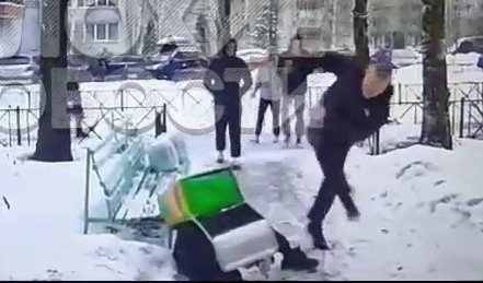 Teenagers attacked a migrant delivery man 